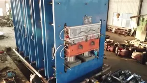 Presse de vulcanisation pour bandes transporteuses à carcasse textile