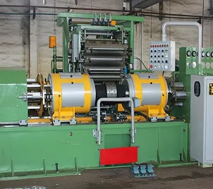 Machine de confection de pneus moto (retournement par vessie)