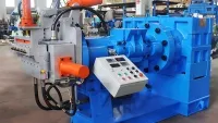 Extrudeuse à alimentation chaude et Machine d'extrusion pour caoutchouc