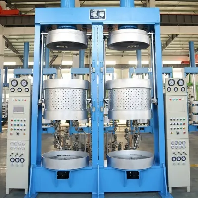 Presse de vulcanisation hydraulique multicouche pour pneus de motocyclette