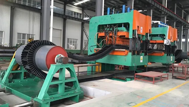 ligne de  production pour bandes transporteuses à bords ondulés