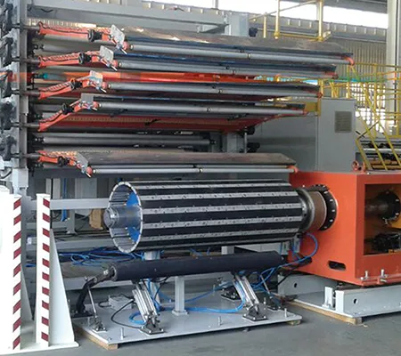 Machine de confection de bandes de pneus